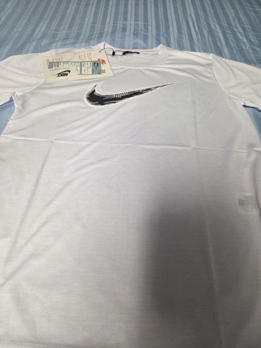tricou nou nike cu eticheta