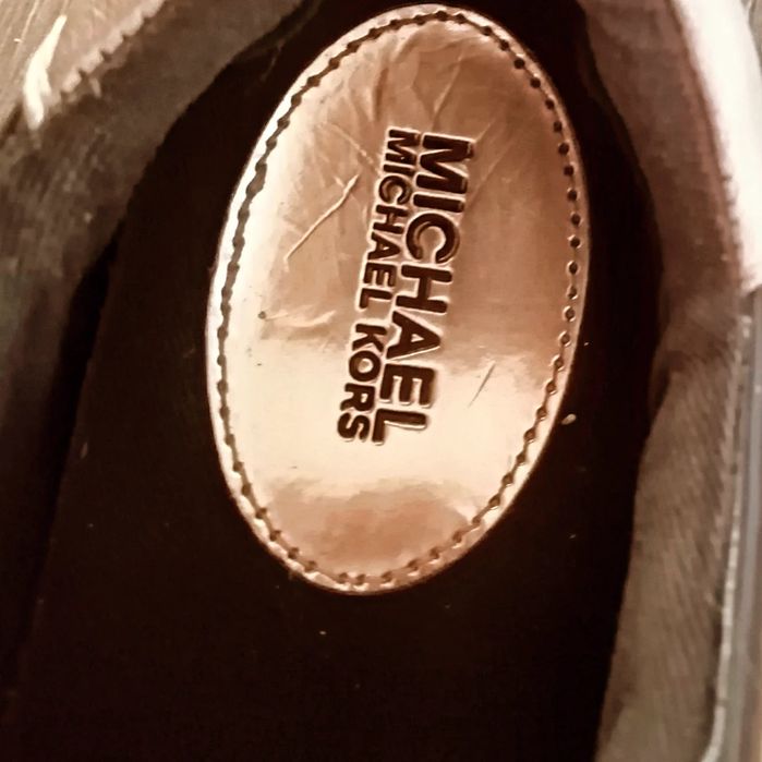 Сникърси Майкъл Корс