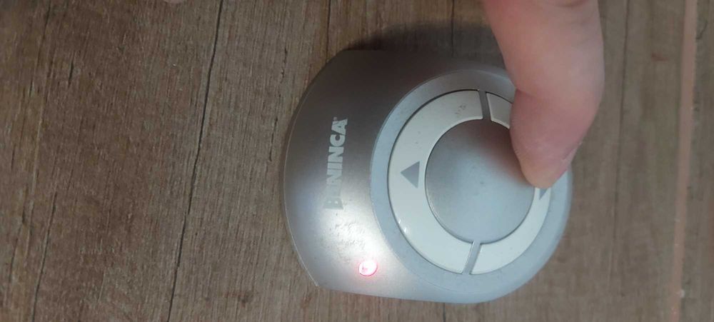 Дистанционно BENINCA APPLE 4WV за гаражни врати - бариери и други