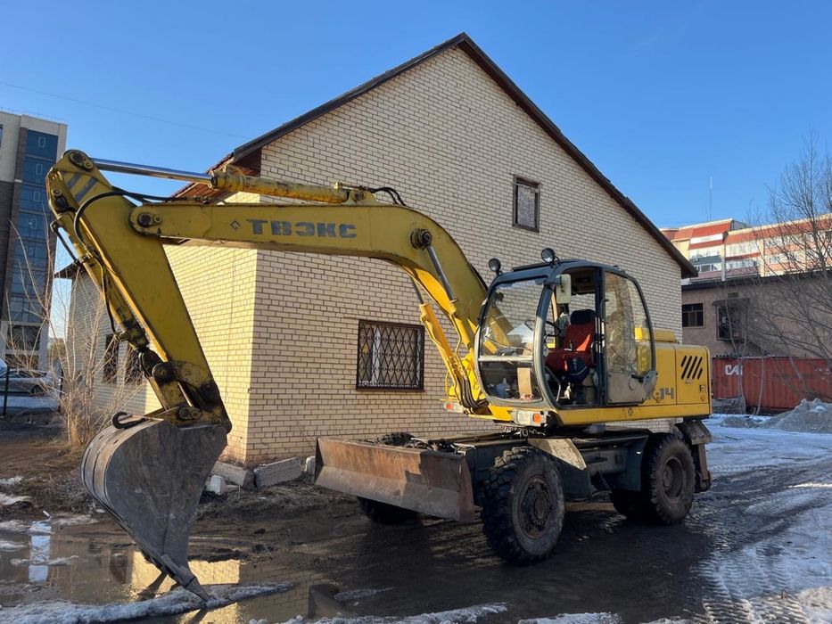 Услуги колёсного полноповоротного экскаватора
