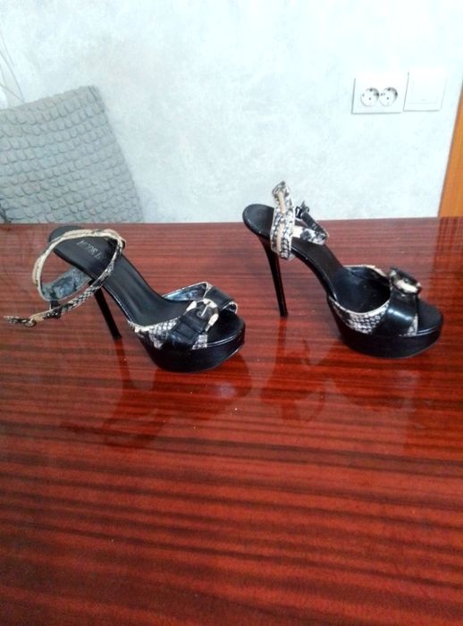 Элегантные босоножки на шпильке