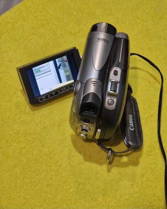 Camera foto Canon, funcționează excelent doar  conectată la priza