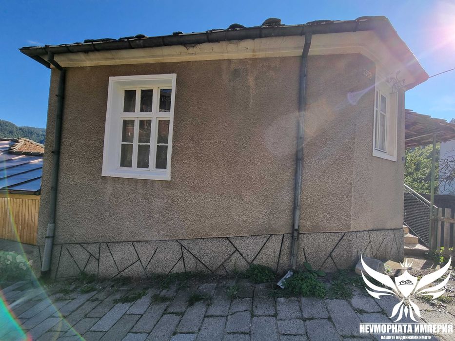 Двуетажна къща 116РЗП с 616кв.м. двор в град Чепеларе, обл.Смолян