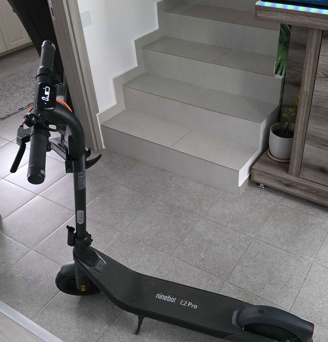 Trotineta electrica NINEBOT E2 Pro, 10 inch, negru, 100km mersi