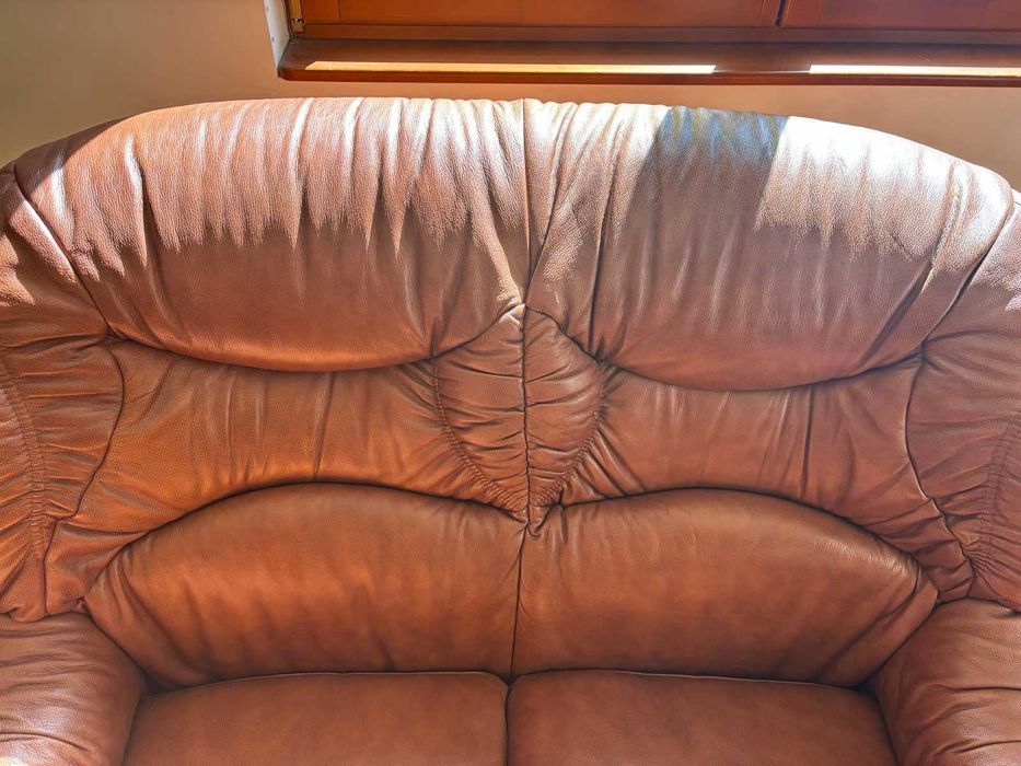 Кожени дивани 2ка и 3ка + табуретка