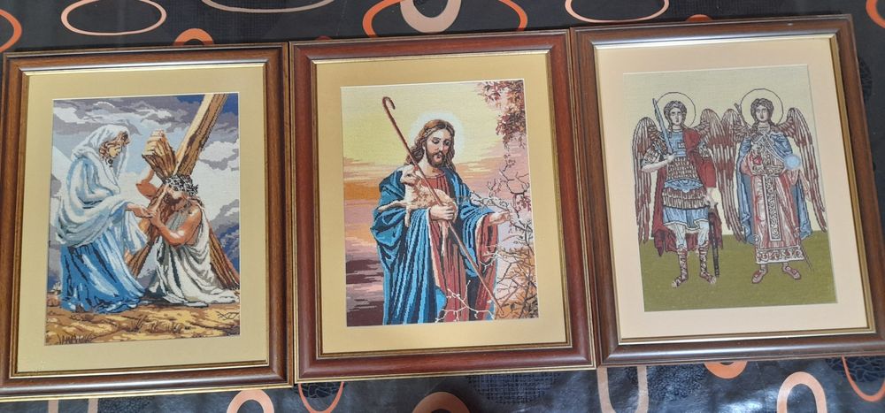 Vand goblenuri cusute manual 1000 de lei buc.