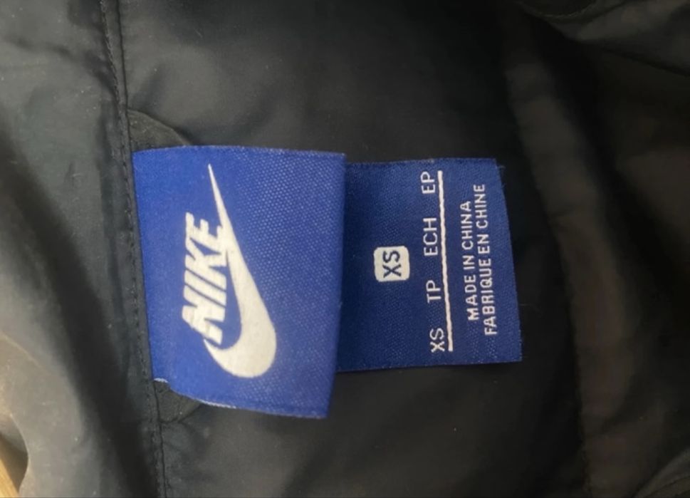 Geaca Nike femei.