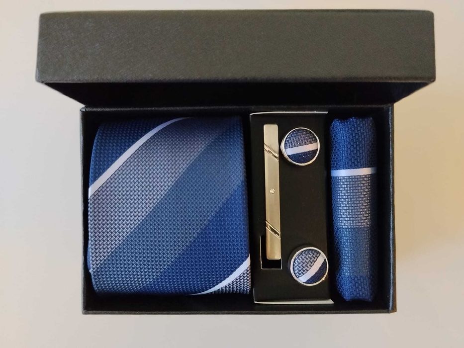 Set cadou - cravata, batista, ac si butoni