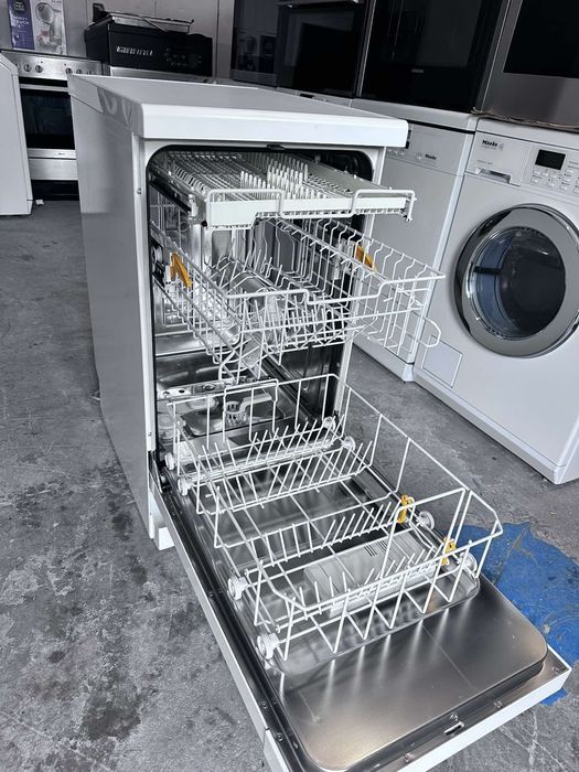 Съдомиялна + гаранция 1 година.  MIELE малка тясна 45см. Свободно стояща. Безплатна доставка за София.
