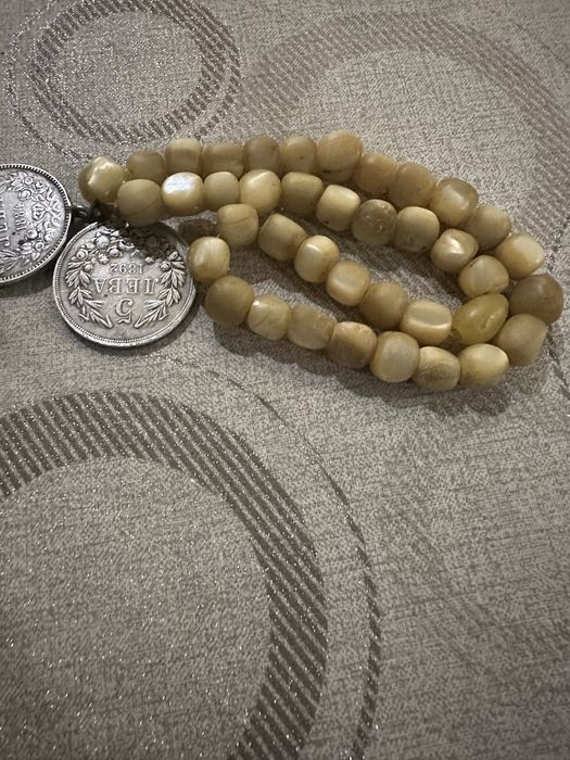 Над 100г. Броеница със сребарни монети от 1892г и 1884г