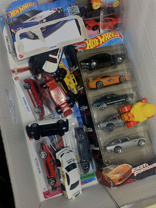 Продам коробку с машинками