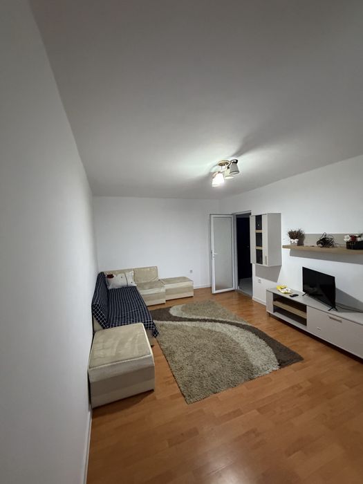 Inchiriez apartament cu 3 camere