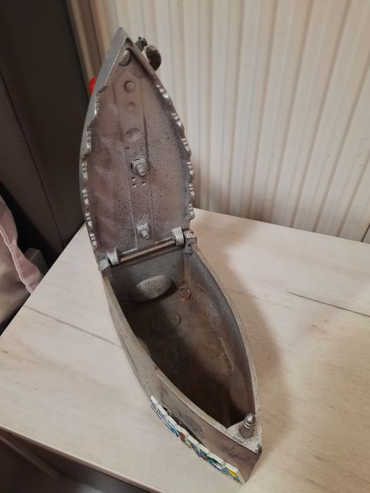 Антична ютия на въглища – автентичен винтидж акцент