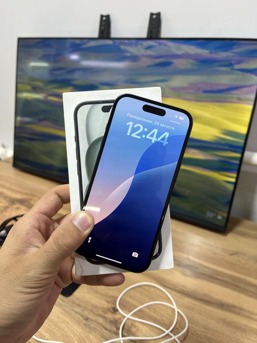 Телефон iPhone 15