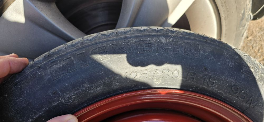 Резервна гума патерица 125/80/15 MICHELIN с крик и ключ