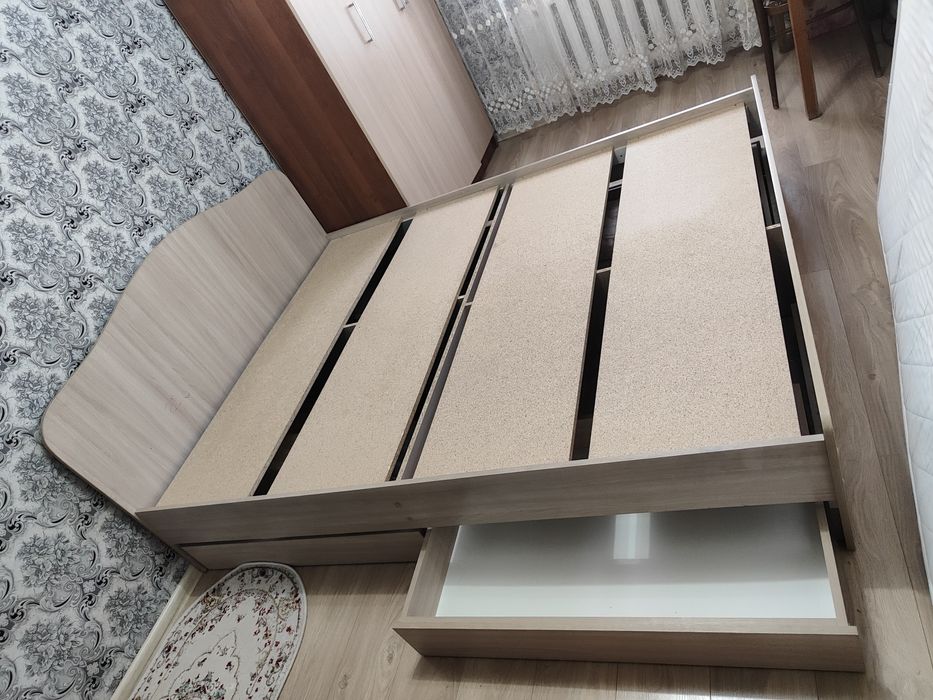 Продам двуспальную кровать