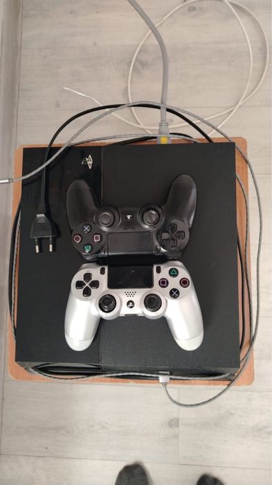 Playstation 4    2джойстика.