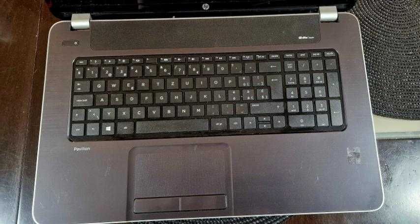 Продавам лаптоп 17 инч HP Pavilion 17-e125ez за части в отлично състоя