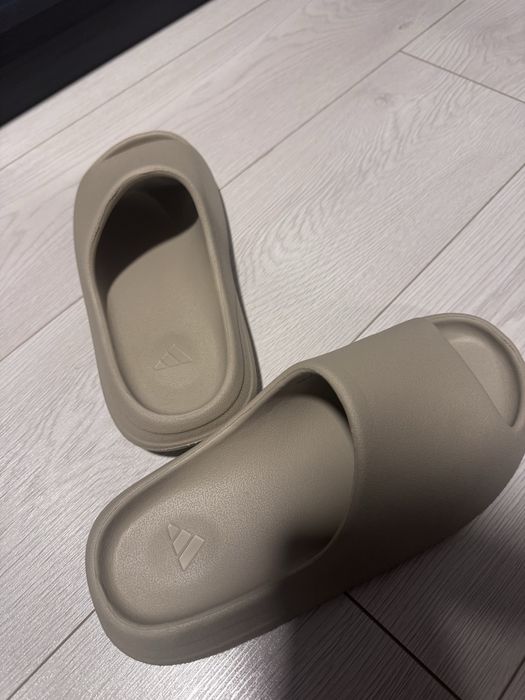 adidas Yeezy slides Bone