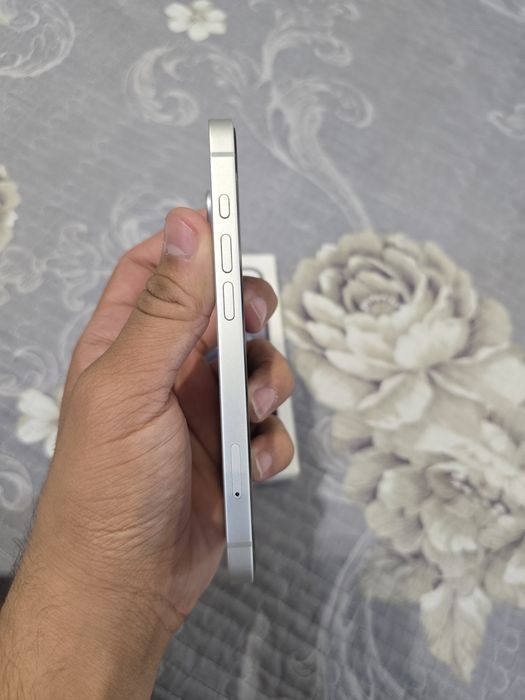 IPhone 16e 99% white