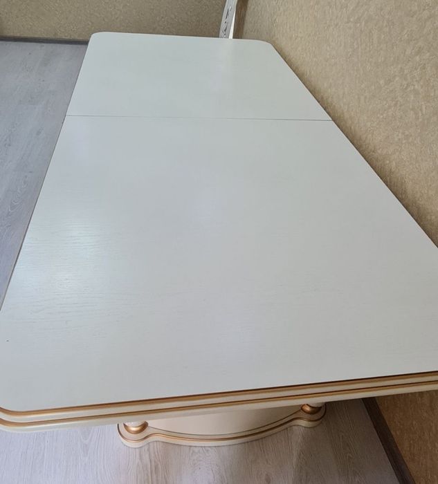 Стол в зал из дерева