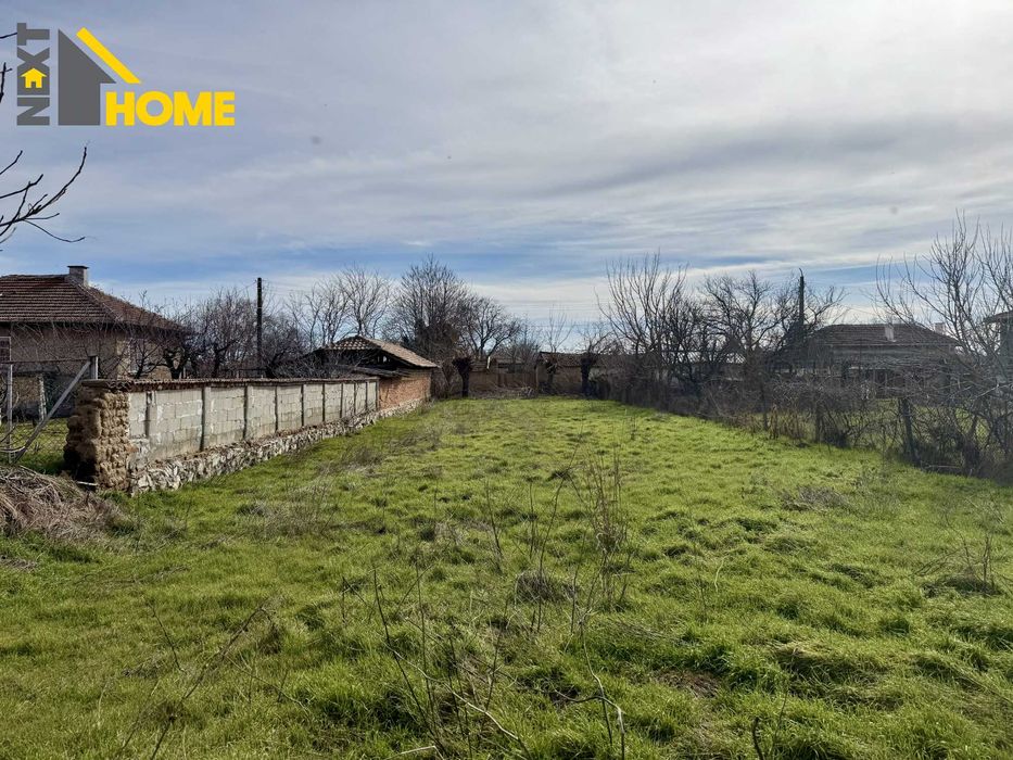 Самостоятелна двуетажна къща с дворно място и гараж