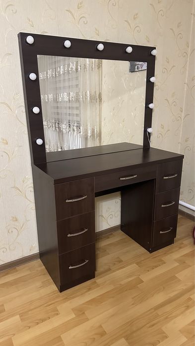 Продам Стол для визажиста