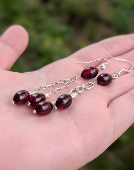 Vechi cercei lungi argint 925, cu picaturi de chihlimbar presat de culoare rosu cherry, stil maslina