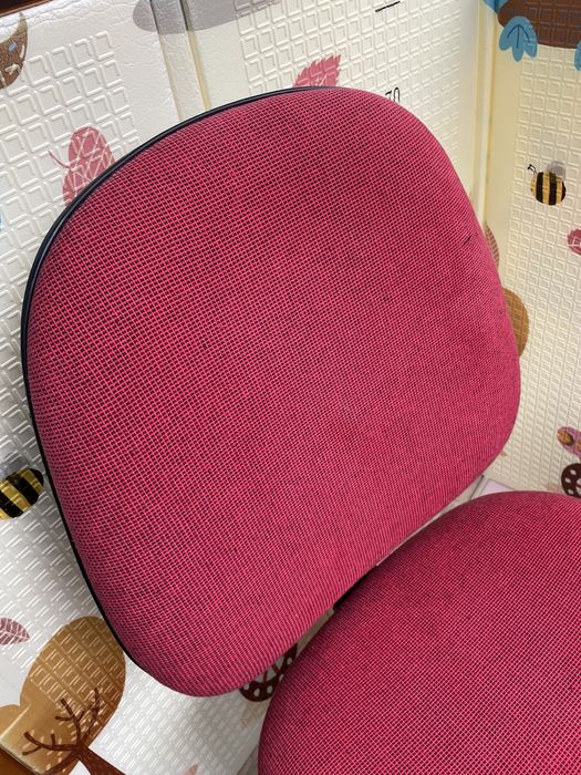 Scaun birou rosu pentru copii de scoala / adulti, rotativ si reglabil