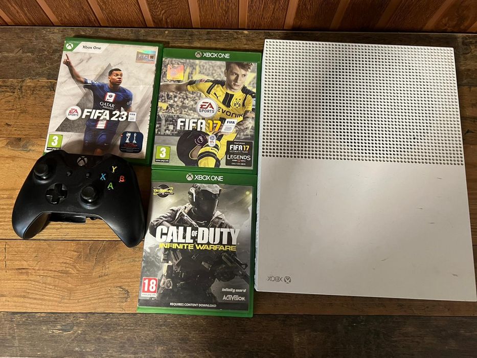 xbox one s 3 игри 2 контролери в чисто състояние всичко като нов