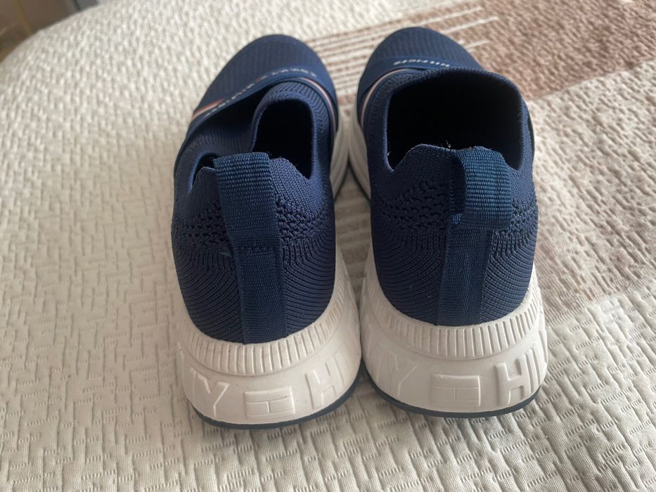 Продавам детски маратонки Tommy Hilfiger