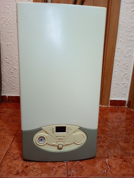 Vând centrală termică Ariston Premium evo+ kit evacuare in stare de funcționare tel  0785081181