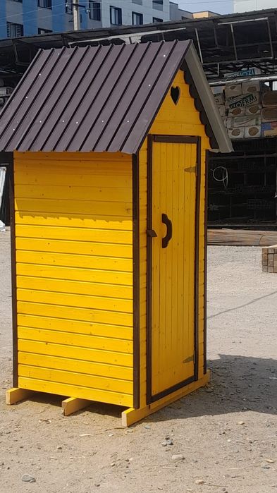 Уличный туалет деревянный для дачи