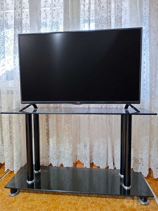 Телевизор LG 42LB552V со стеклянной подставкой