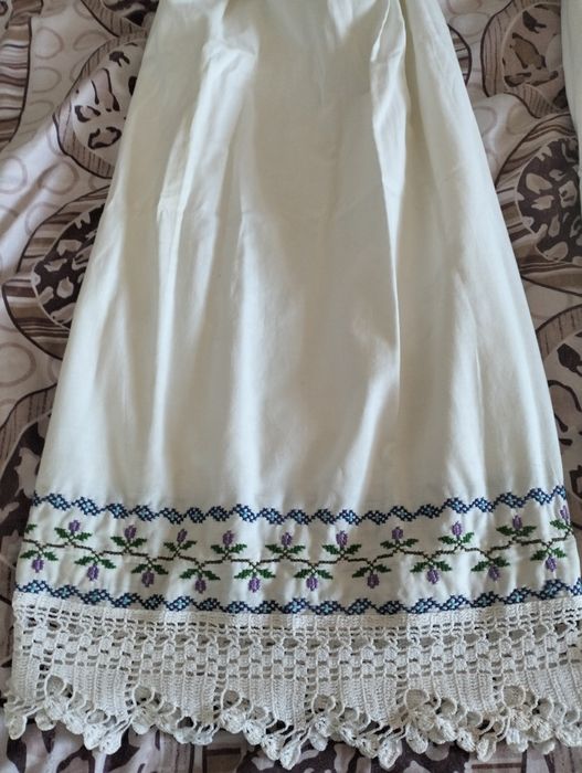 Poale costum popular