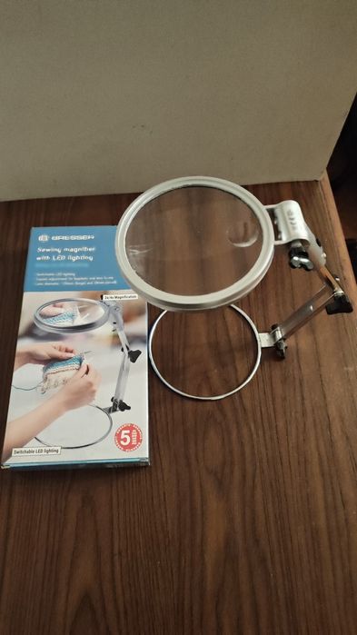 Настолна лупа с лампа