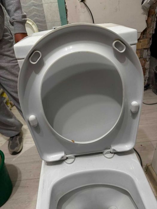 Продам унитаз с бачком