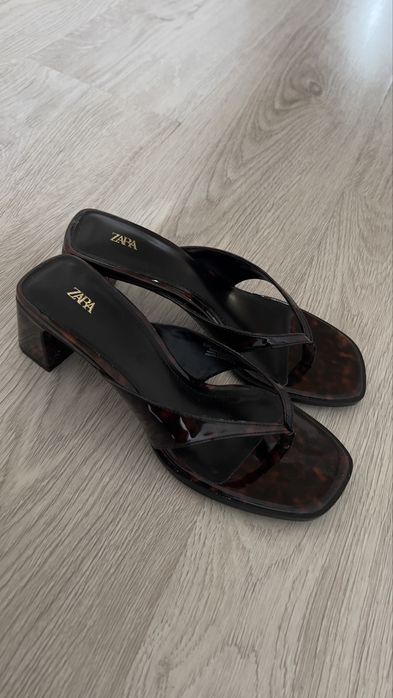 Сандали на каблуке