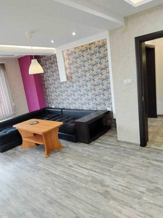 Обширен 100 кв.м. двустаен апартамент под наем в "Сухата река"