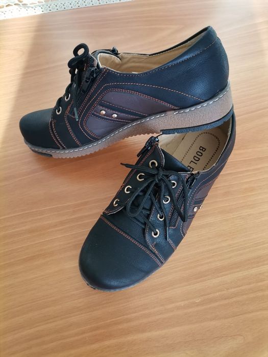 Продам женские ботинки