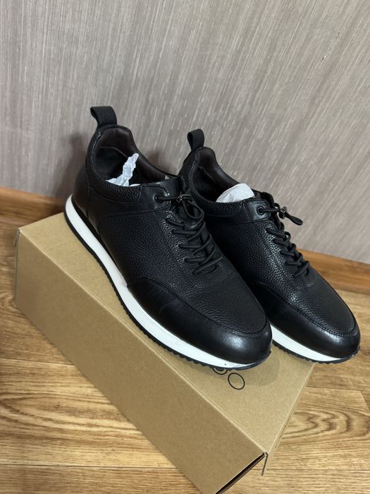 Продаются кроссовки.