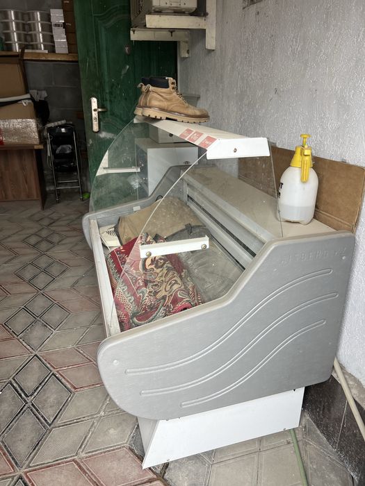 Витриный холодильник