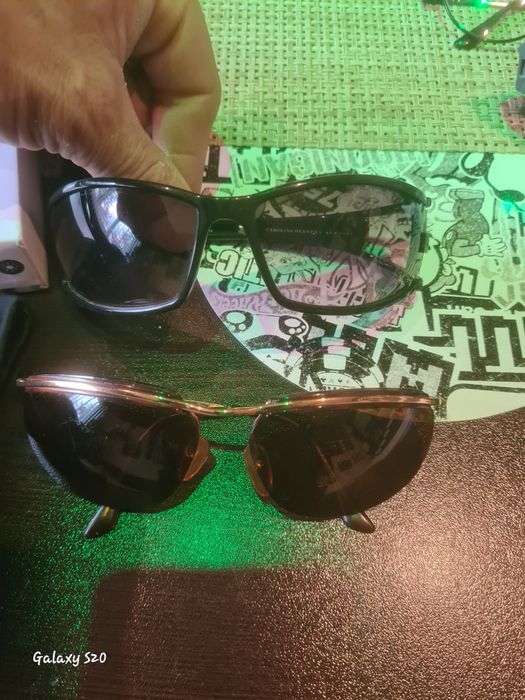 Продавам слънчеви очила.