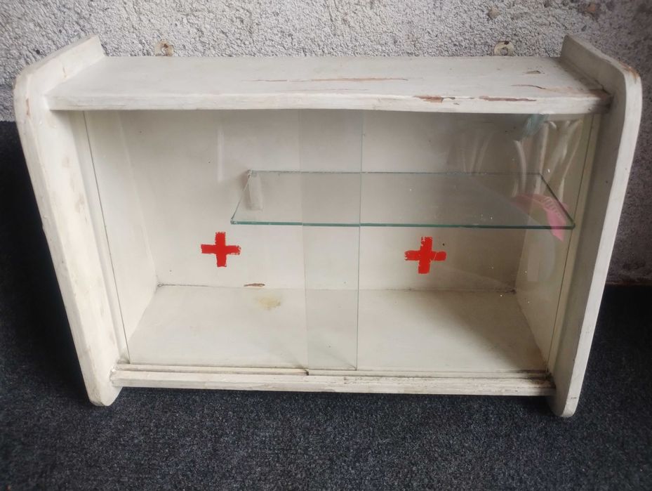 Дървена аптечка за стена
