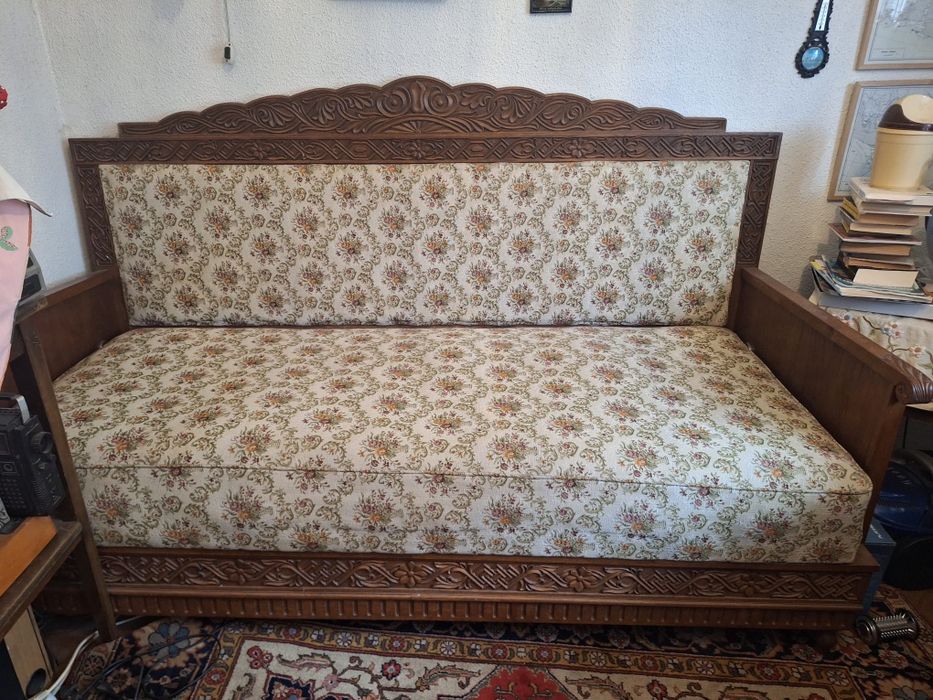 Mobilă vintage sculptată manual din lemn masiv de stejar.