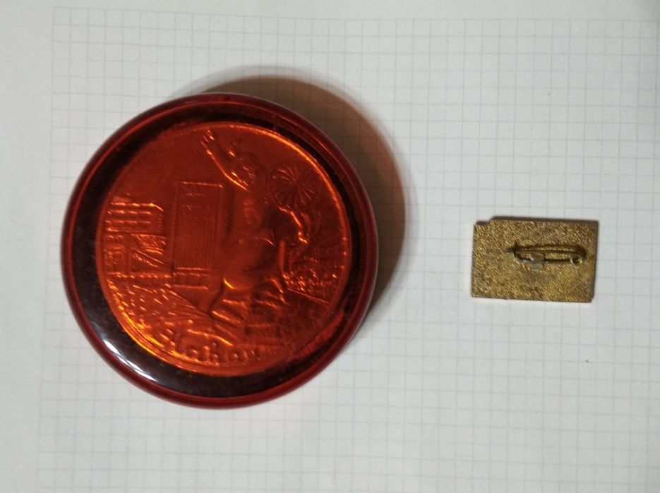 Редкость!!! настольная медаль 25 лет НУС и значок 40 лет НУС.