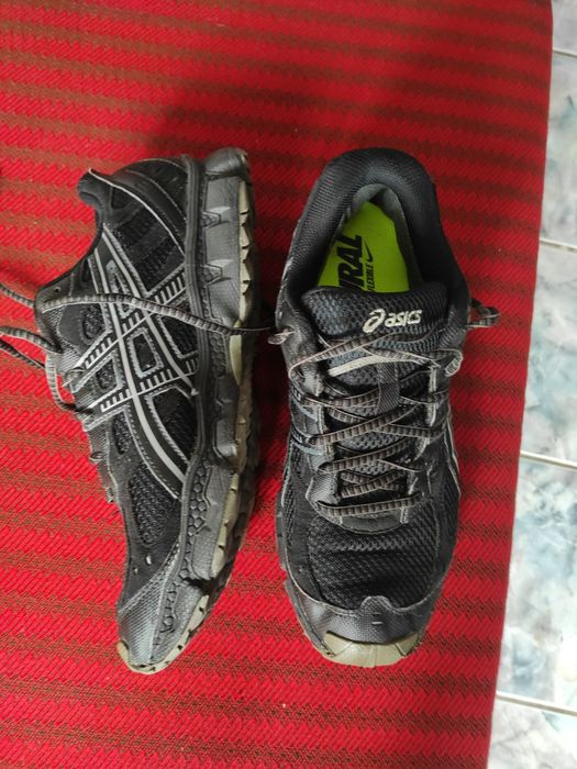 Adidași foarte rezistenți, practici, foarte ușori și comozi