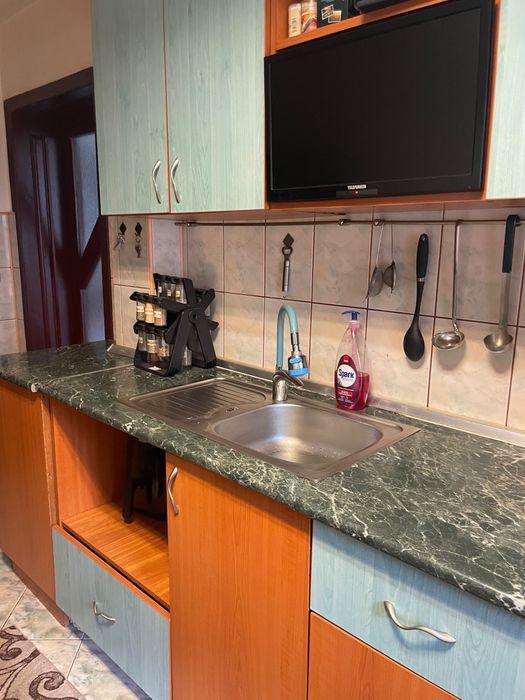 Mobilă de bucătărie + masă 6 persoane + aragaz – 1.500 lei NEGOCIABIL