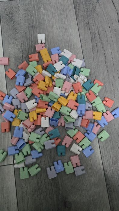 Vand 2 seturi de construit