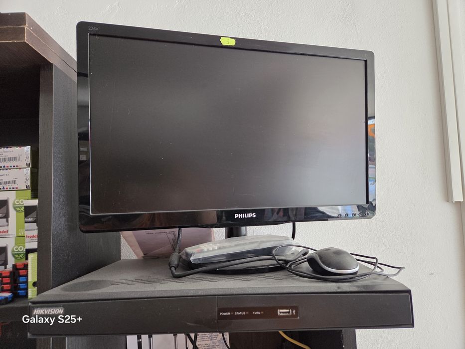 Sistem de supraveghere Hikvision cu 8 intrari